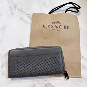 Coach leather wallet with zipper, brand new come with gift bag